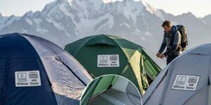A technical diagram comparing solidification behavior. The left side highlights centerline void formation caused by uncontrolled dendritic bridging in standard rolling, while the right side demonstrates dense void-free core formation through intervention during final solidification in forged 4140 production.